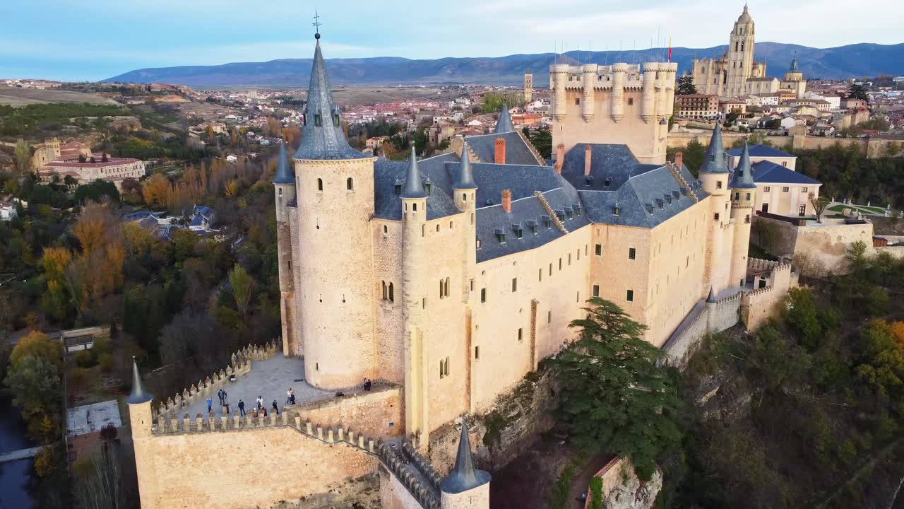 el antiguo castillo alcázar de segovia contra el cielo azul