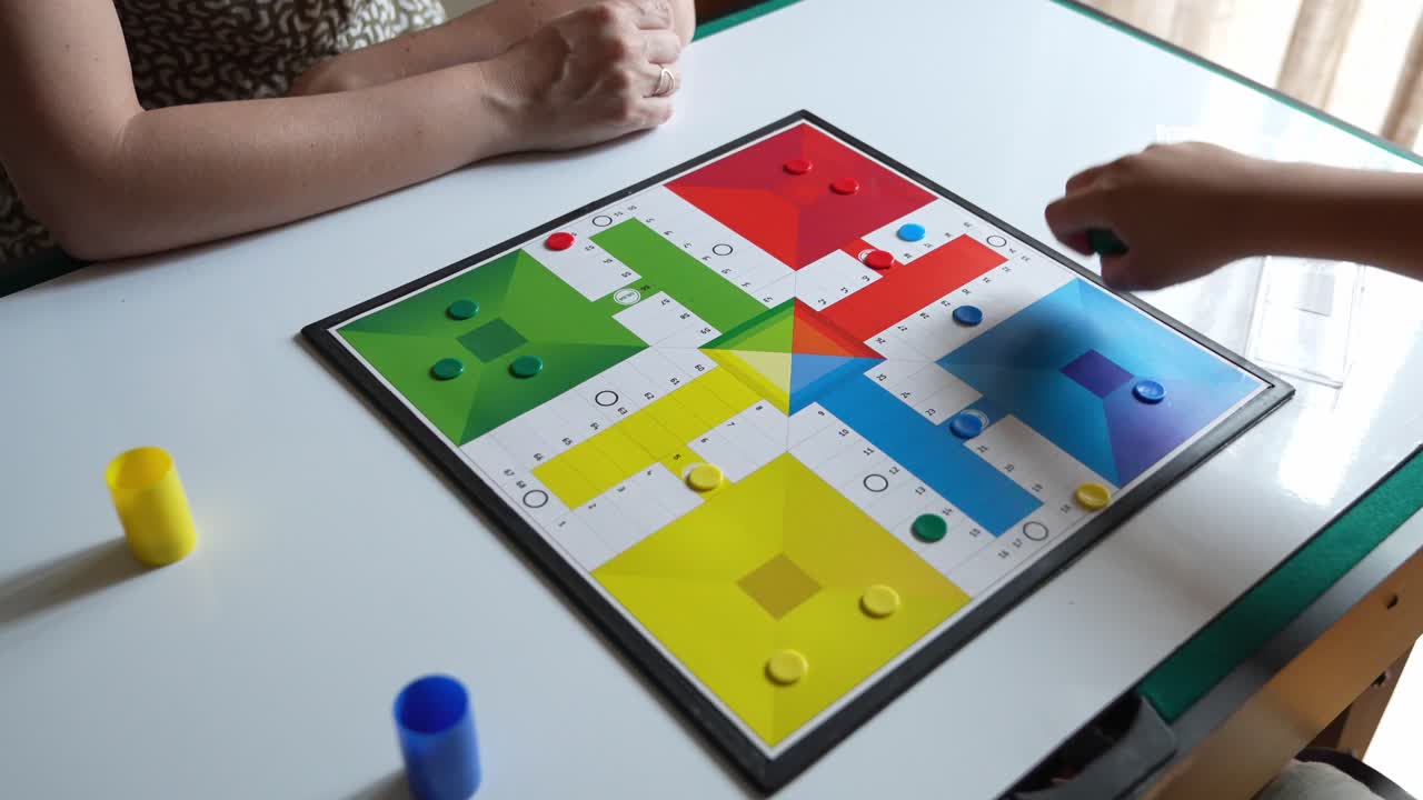 Persone che giocano a un colorato gioco da tavolo su un tavolo