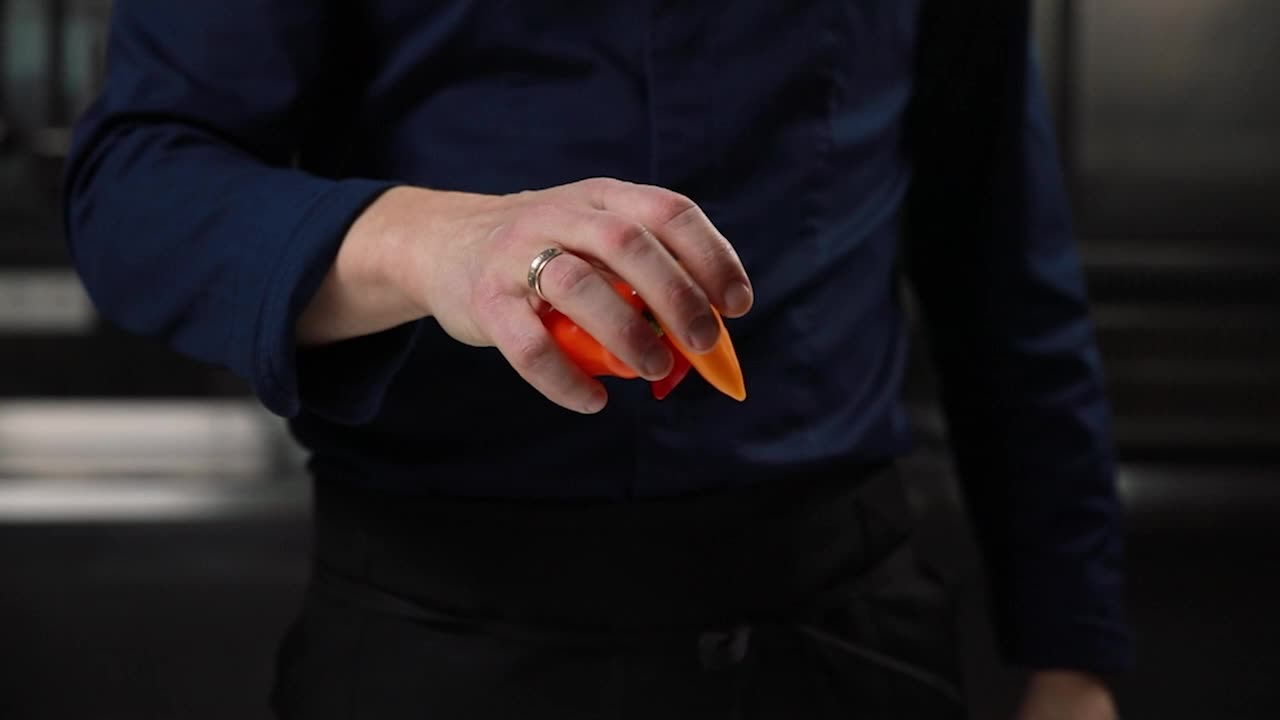 el chef preparando y arrojando pimientos
