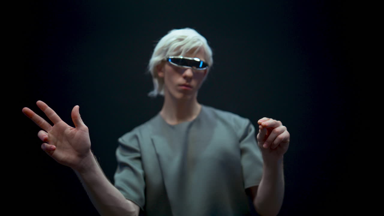 Mann inspiserer, sveiper usynlig bilde på digitale briller. Fyr nyter videospill