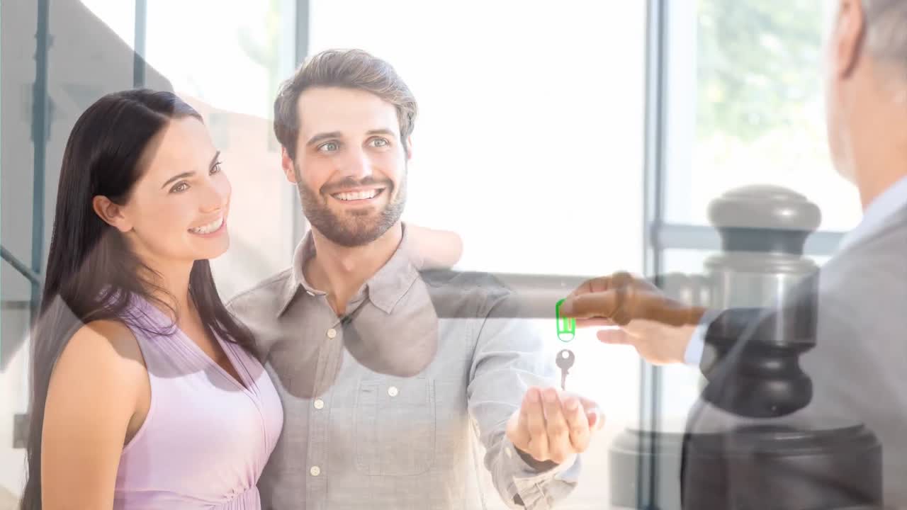 animación digital del agente de bienes raíces dando la llave al cliente y el martillo 4k