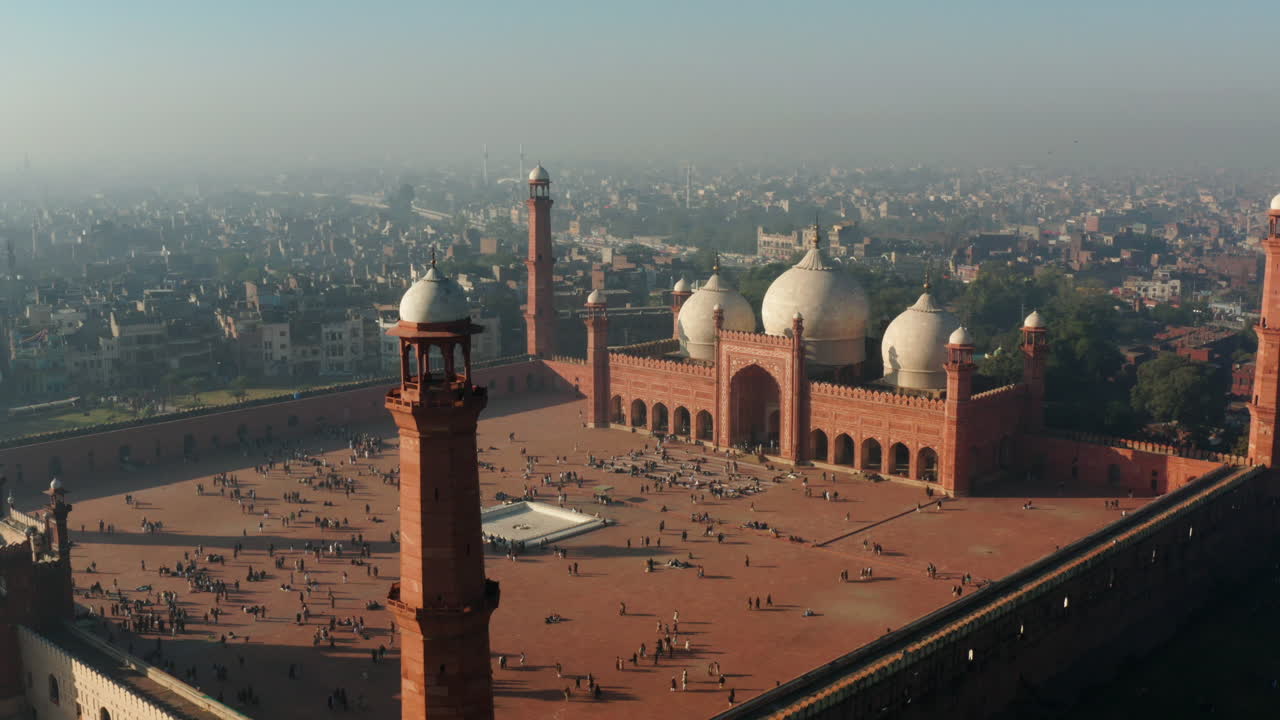 lugareños y turistas visitan la famosa mezquita badshahi en una mañana soleada en lahore, pakistán