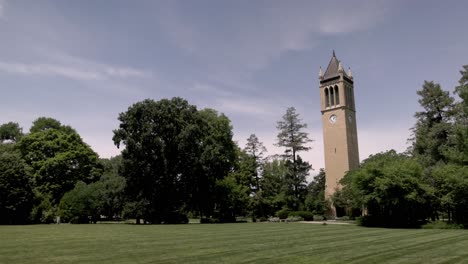 Campanile-Del-Carillón-Conmemorativo-De-Stanton-En-El-Campus-De-La-Universidad-Estatal-De-Iowa-En-Ames,-Iowa-Con-Video-De-Cardán-Panorámico-De-Izquierda-A-Derecha