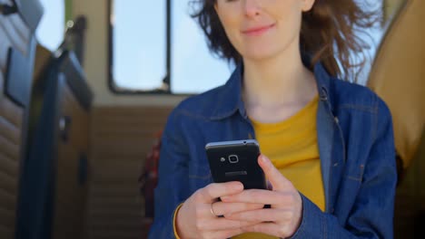 Wunderschöne-Junge-Frau,-Die-In-Einem-Lieferwagen-4K-SMS-Auf-Dem-Mobiltelefon-Schreibt