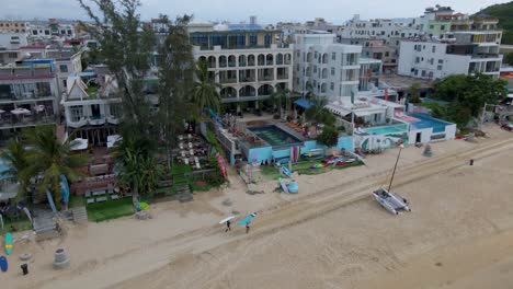 surfistas de vacaciones en la playa de sanya, isla de hainan, china