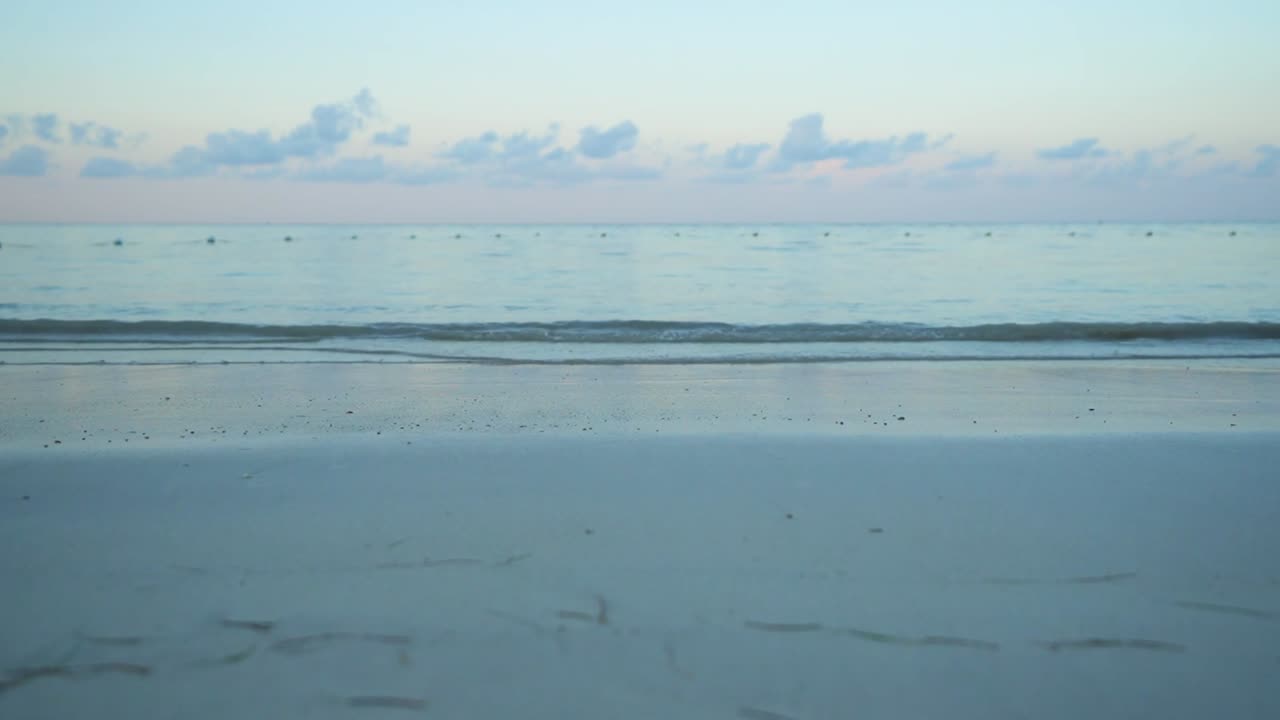 해질녘 해변의 잔잔한 파도