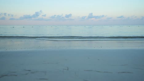 Ruhige-Wellen-Am-Strand-Bei-Sonnenuntergang