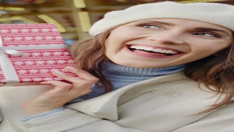 video de cerca de una mujer curiosa sobre el regalo de navidad