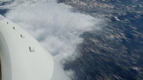 experimentar el lujo en un barco de goma en el mediterráneo, creando olas y salpicaduras bajo el sol mientras navega a través del mar brillante