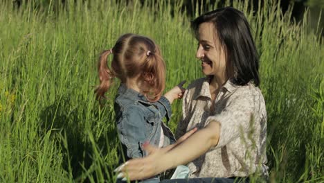 Una-Familia-En-El-Parque-Se-Quita-Las-Máscaras-Médicas-Después-Del-Fin-De-La-Cuarentena-Por-La-Pandemia-De-Coronavirus