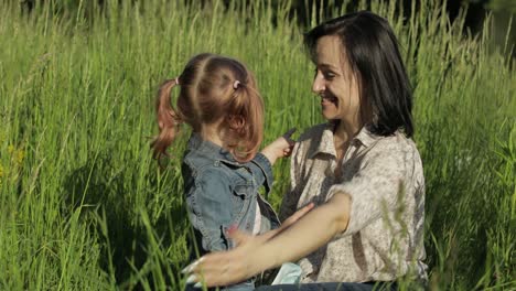 una familia en el parque se quita las máscaras médicas después del final de la cuarentena por la pandemia de coronavirus