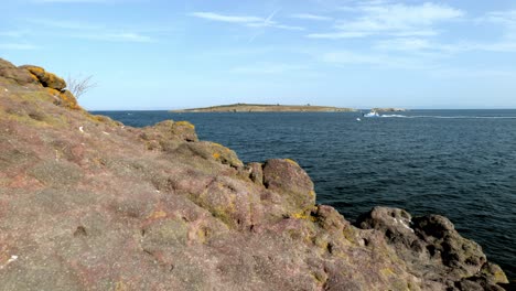 lancha navega por el canal de sozopol y la isla de san iván costa del mar negro