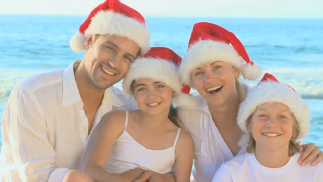 Family-wearing-Christmas-hats-on-a-beach