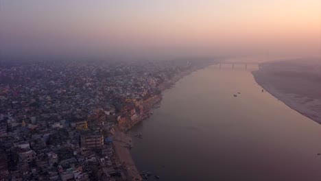 Antenne:-Ganga-Fluss-In-Varanasi,-Indien