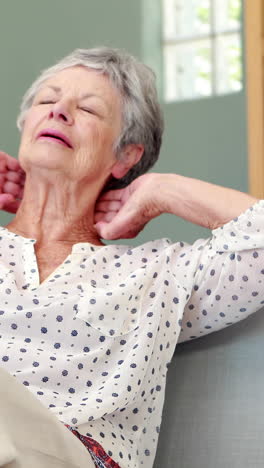 mujer mayor que sufre de dolor de cuello