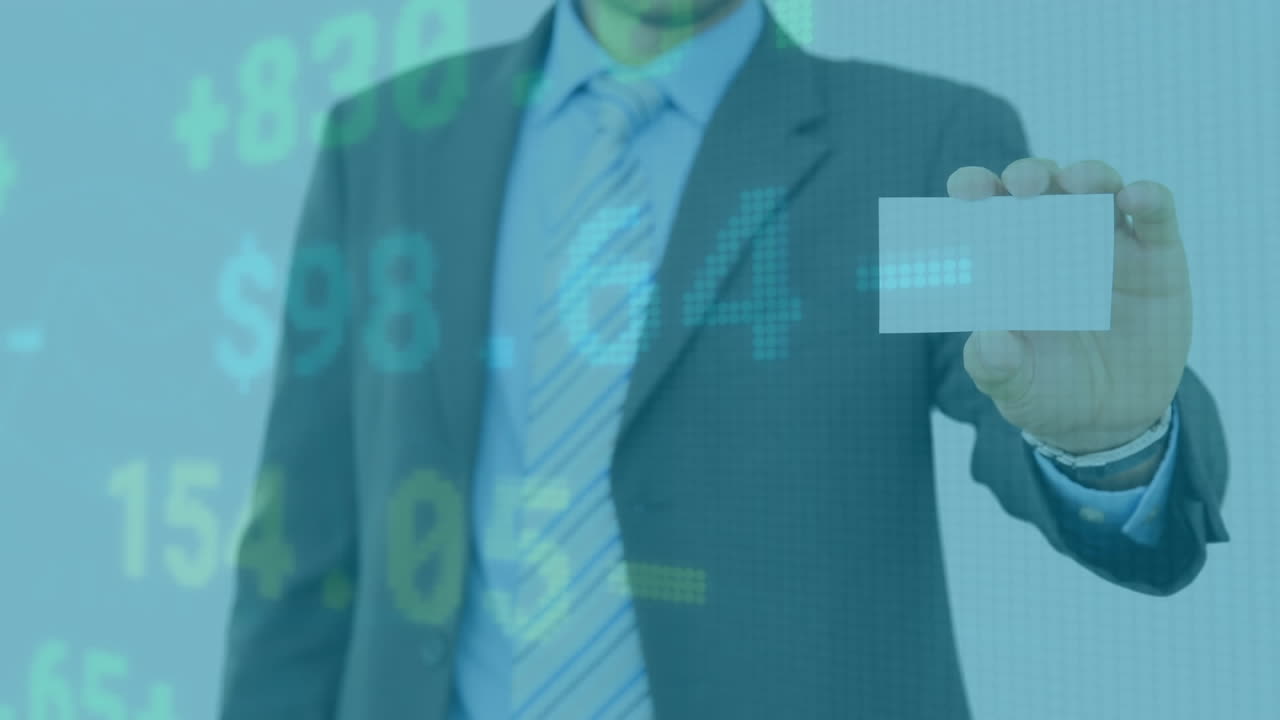 animación del procesamiento de datos del mercado de valores en la sección media del hombre de negocios que sostiene la tarjeta de visita.