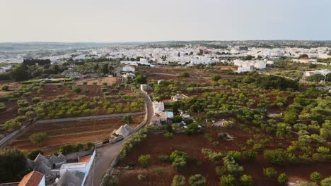 Vista-Aérea-Del-Paisaje-De-Un-Pueblo-Tradicional-Italiano-Con-Edificios-Blancos