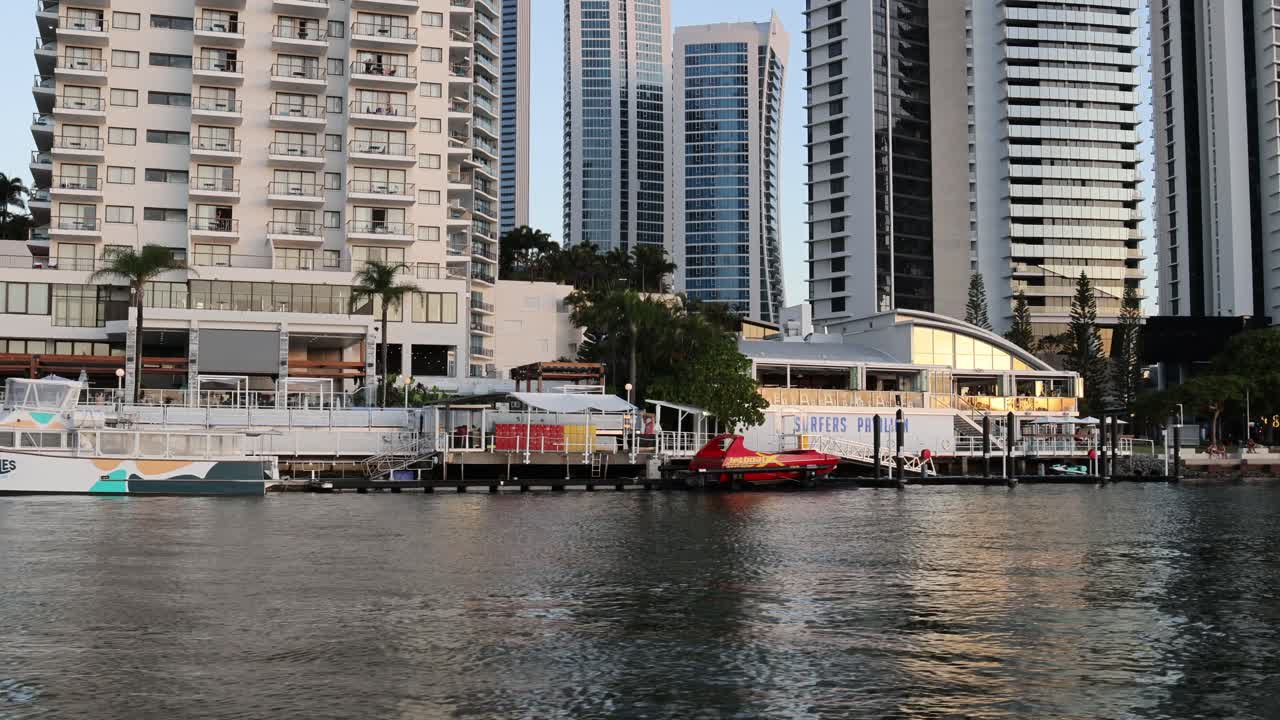 도시 강을 따라 보트와 건물의 시간 흐름