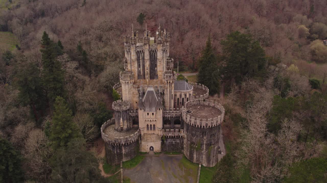 Vista aerea del Castillo de Butrón con Gatika, castello, medievale, che mostra un paesaggio sereno e suggestivo in Spagna