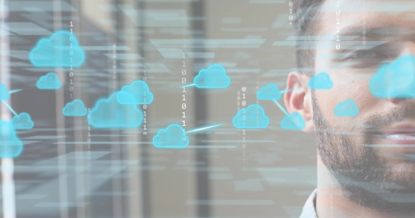 En svag datastribe glider hen over linsen, mens en mand ser en cloud-netværksanimation til en teknisk demo