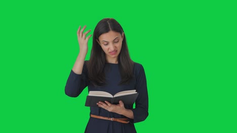 chica india confundida leyendo un libro pantalla verde