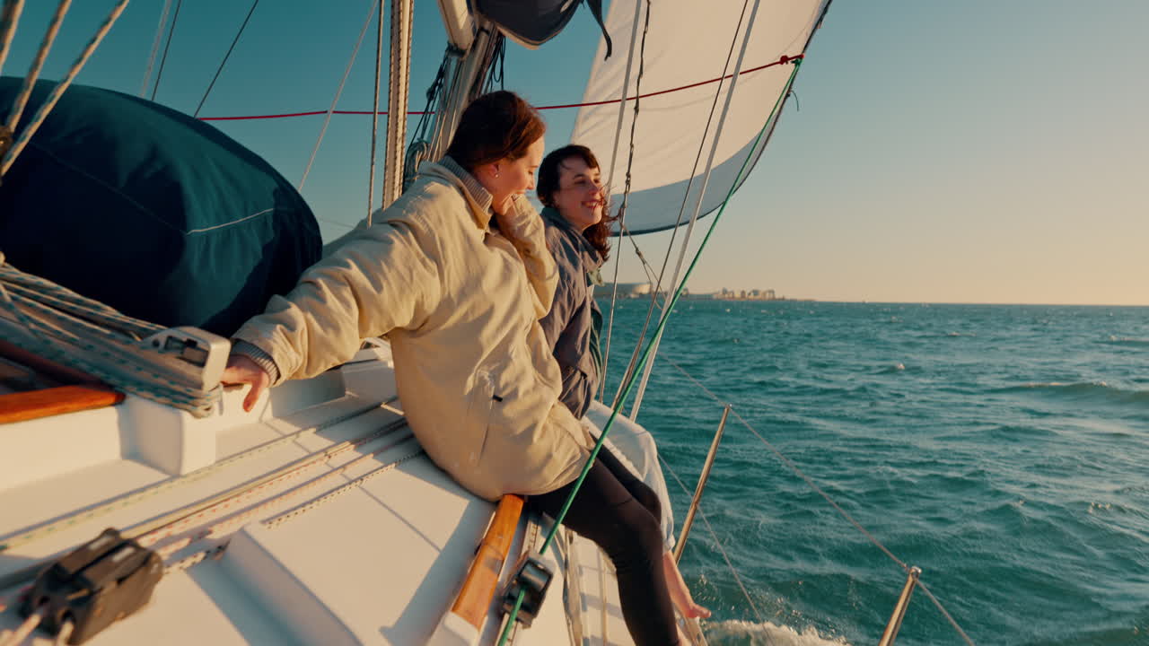 vela, yate y amigos en el mar para vacaciones