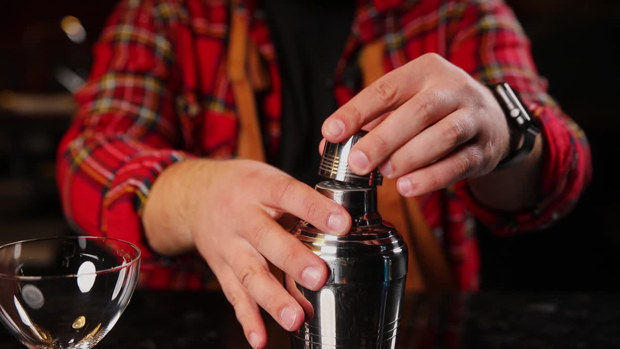 el camarero preparando un cóctel.