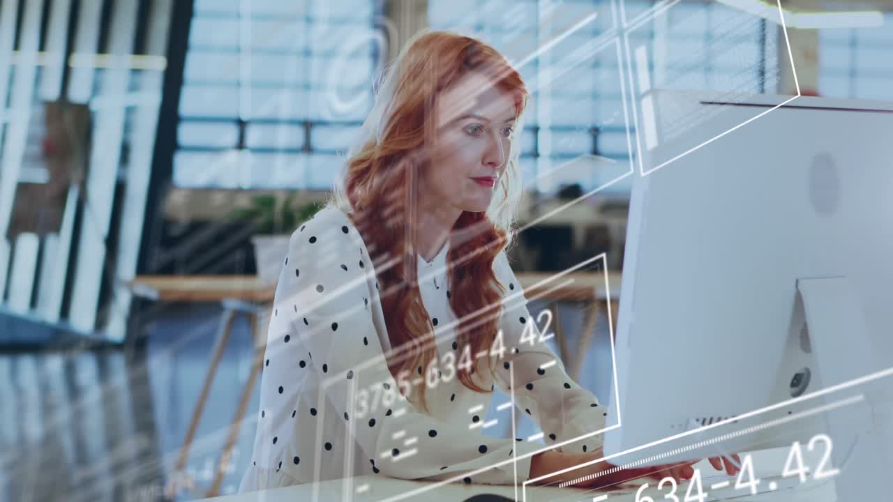 анимация обработки данных над кавказской бизнесменкой, использующей компьютер в офисе.