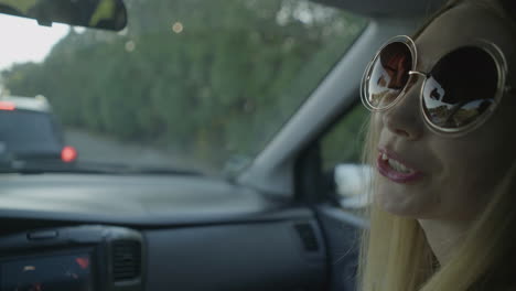 Smiling-young-woman-talking-in-car