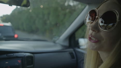mujer joven sonriente hablando en el coche