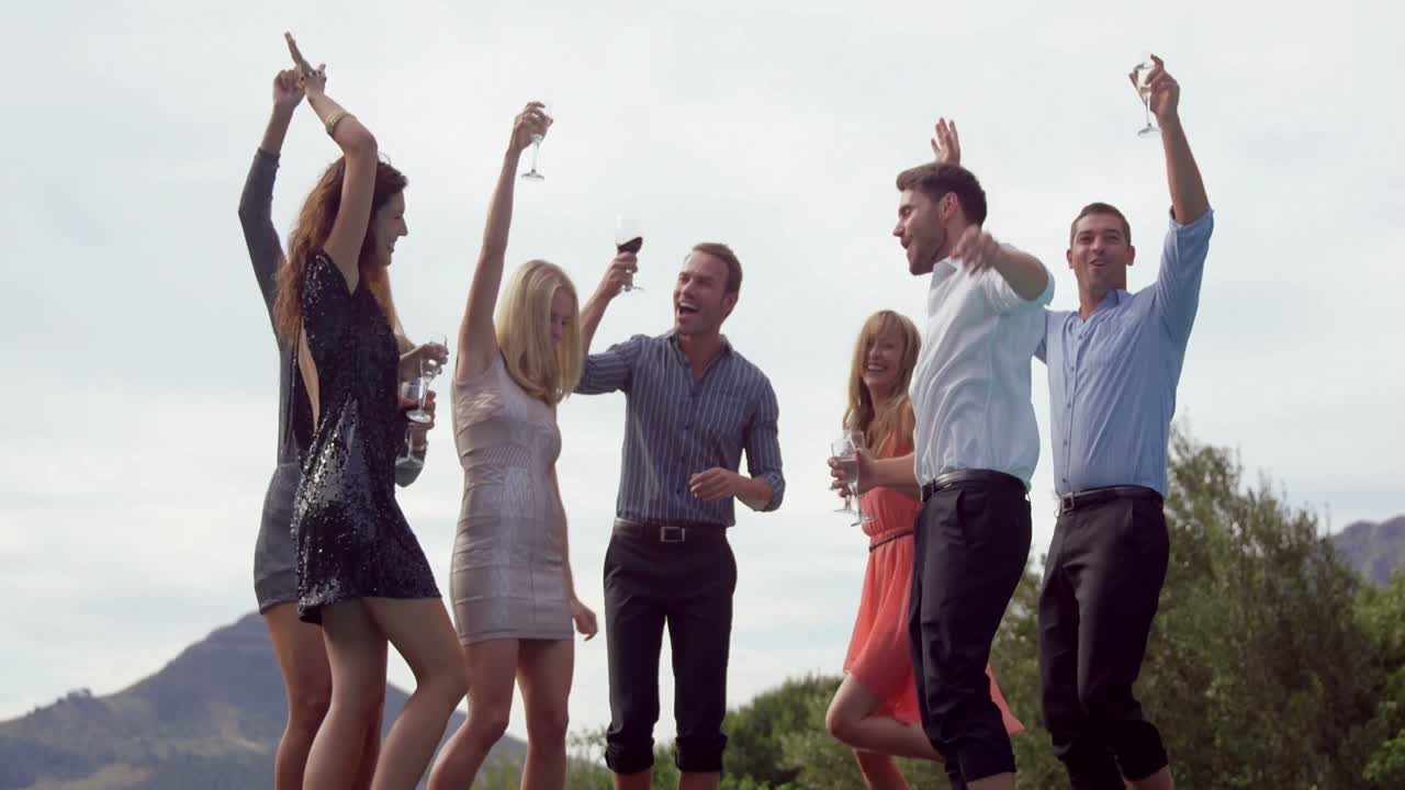 группа друзей танцует.