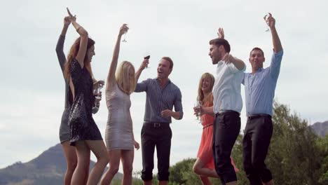 grupo de amigos bailando