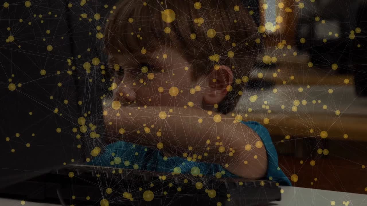 컴퓨터를 사용하여 백인 소년에 대한 연결의 애니메이션