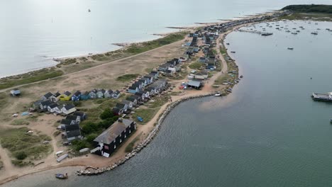 Drone-De-Alto-ángulo,-Cabañas-De-Playa-Aérea-Mudeford-Sandbank-Christchurch-Reino-Unido