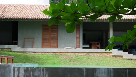 Blick-Auf-Eine-Villa-In-Einem-Privaten-Resort-Auf-Dem-Land-Von-Sri-Lanka---Statischer-Schuss