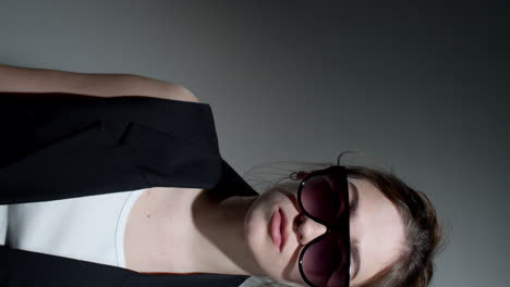 retrato de una mujer joven y atractiva con gafas de sol