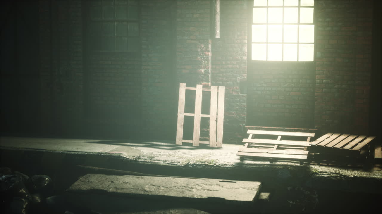 밤에 오래된 어두운 공장 창고 골목