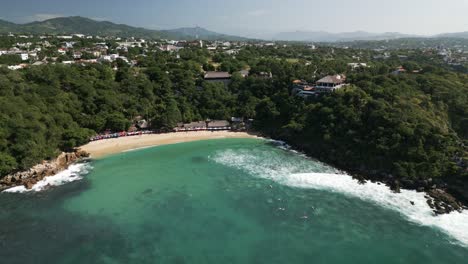 el dron de puerto escondido se acerca al punto de surf de la playa carrizalillo en la costa de oaxaca, méxico.