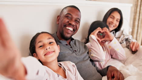 Familia,-Selfie-O-Sonrisa-En-La-Cama-En-El-Dormitorio-De-Casa