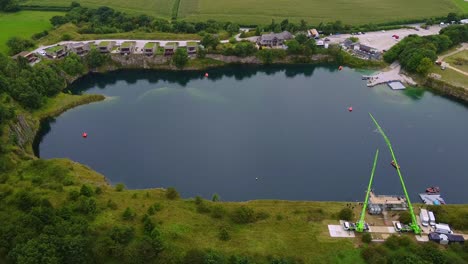 Toma-Aérea-Del-Centro-De-Buceo-Al-Aire-Libre-En-El-Embalse-Del-Reino-Unido