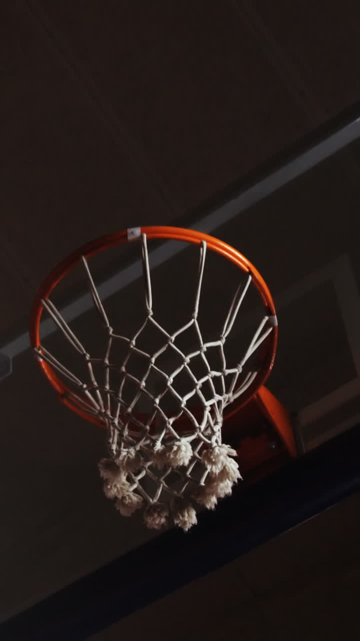 jugador de baloncesto que le falta un aro