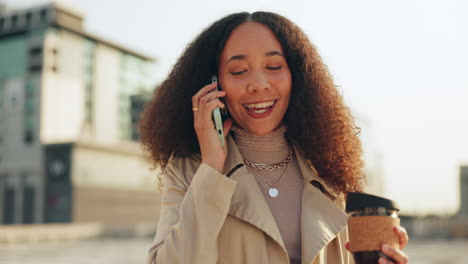 Happy-woman,-phone-call-and-city