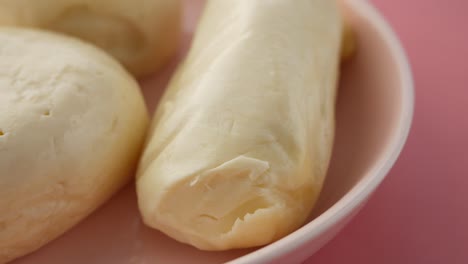 panes de queso blanco suave en un plato rosado