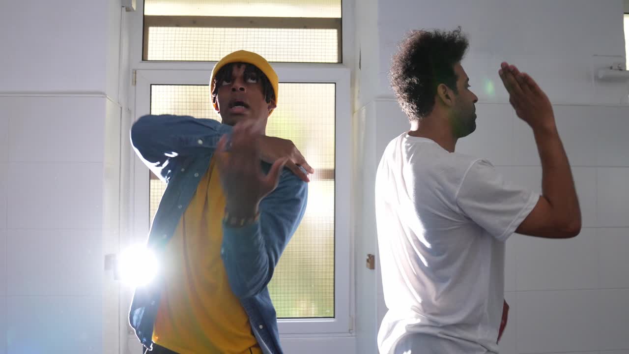 Mænd der danser i et dansestudie