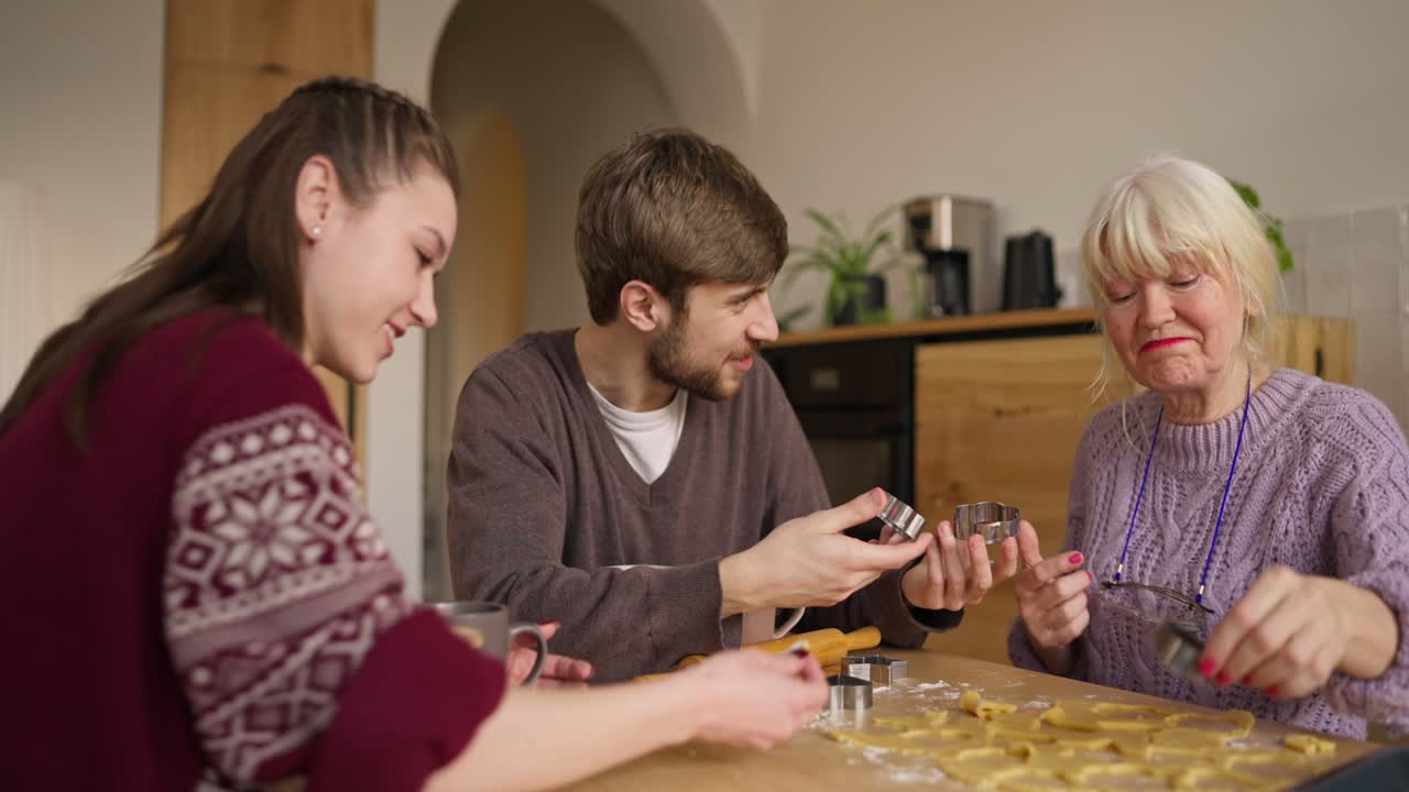 la familia horneando galletas juntos