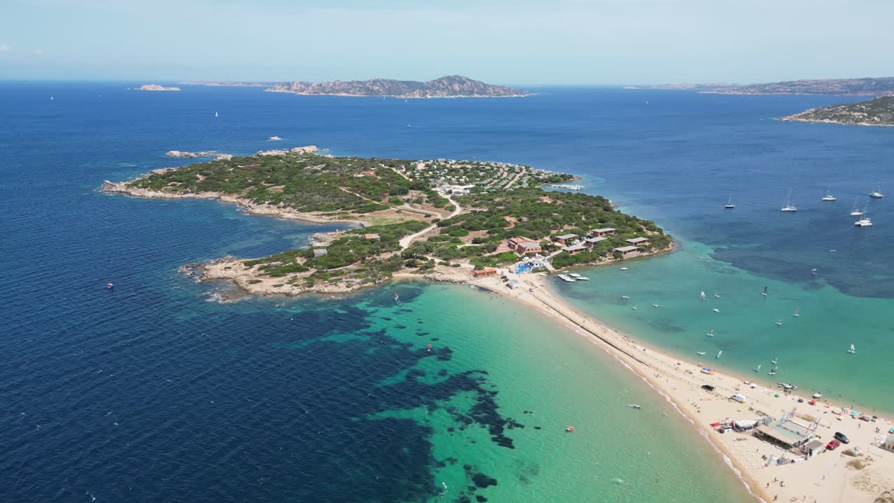península isla isolo dei gabbiani en porto pollo, cerdeña, italia - antena 4k