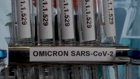 vista de arriba hacia abajo de los tubos que contienen la cepa nueva y más letal del virus de la corona b
