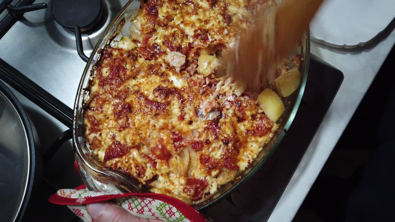Piatto di patate e maiale arrosto