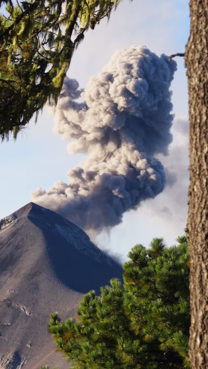 Asap Hitam dengan Abu Mengepul di Atas Volcan de Fuego Saat Erupsi di Guatemala. - bidikan vertikal