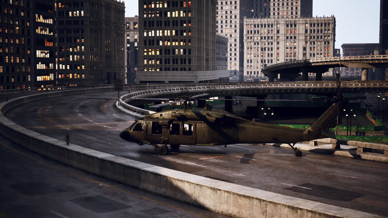 Militærhelikopter landing i en by